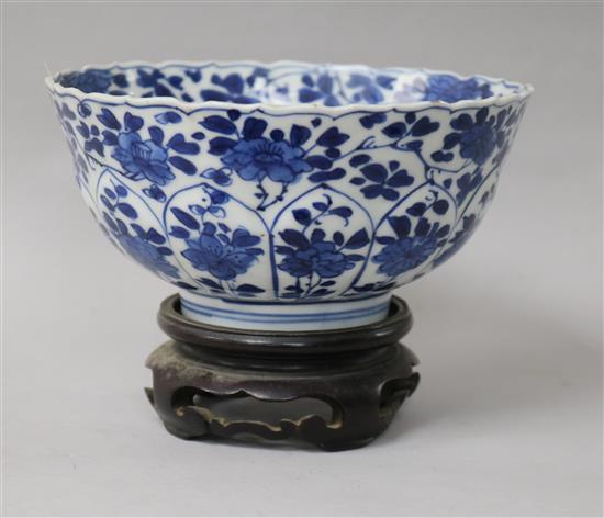 A Chinese Kangxi blue and white fluted bowl, decorated with flowers, with stand diameter 14.5cm height 7cm
